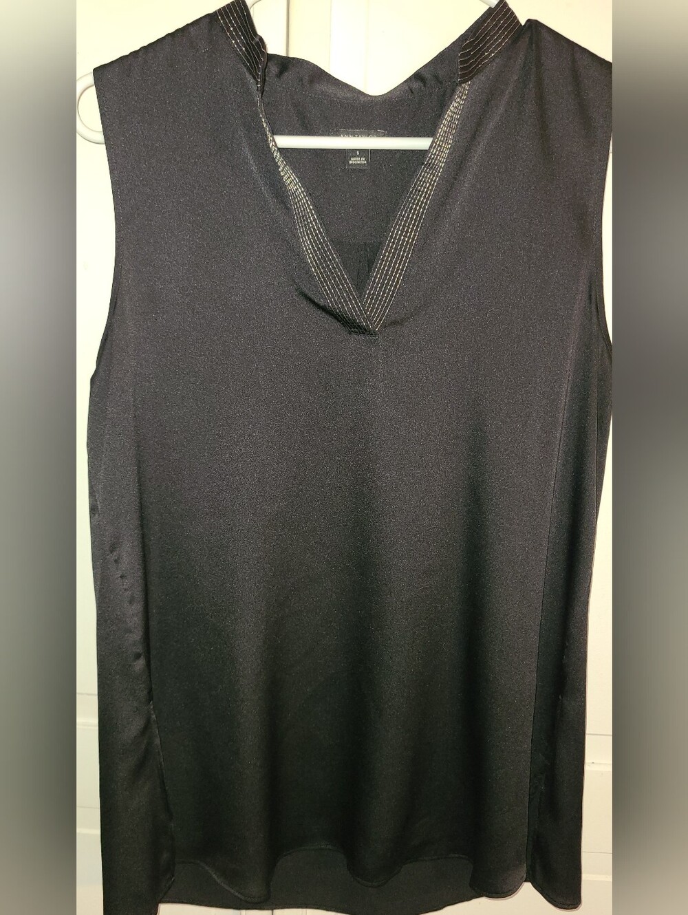 Ann Taylor Black Sleeveless V-Neck Silver Toned Trim Blouse